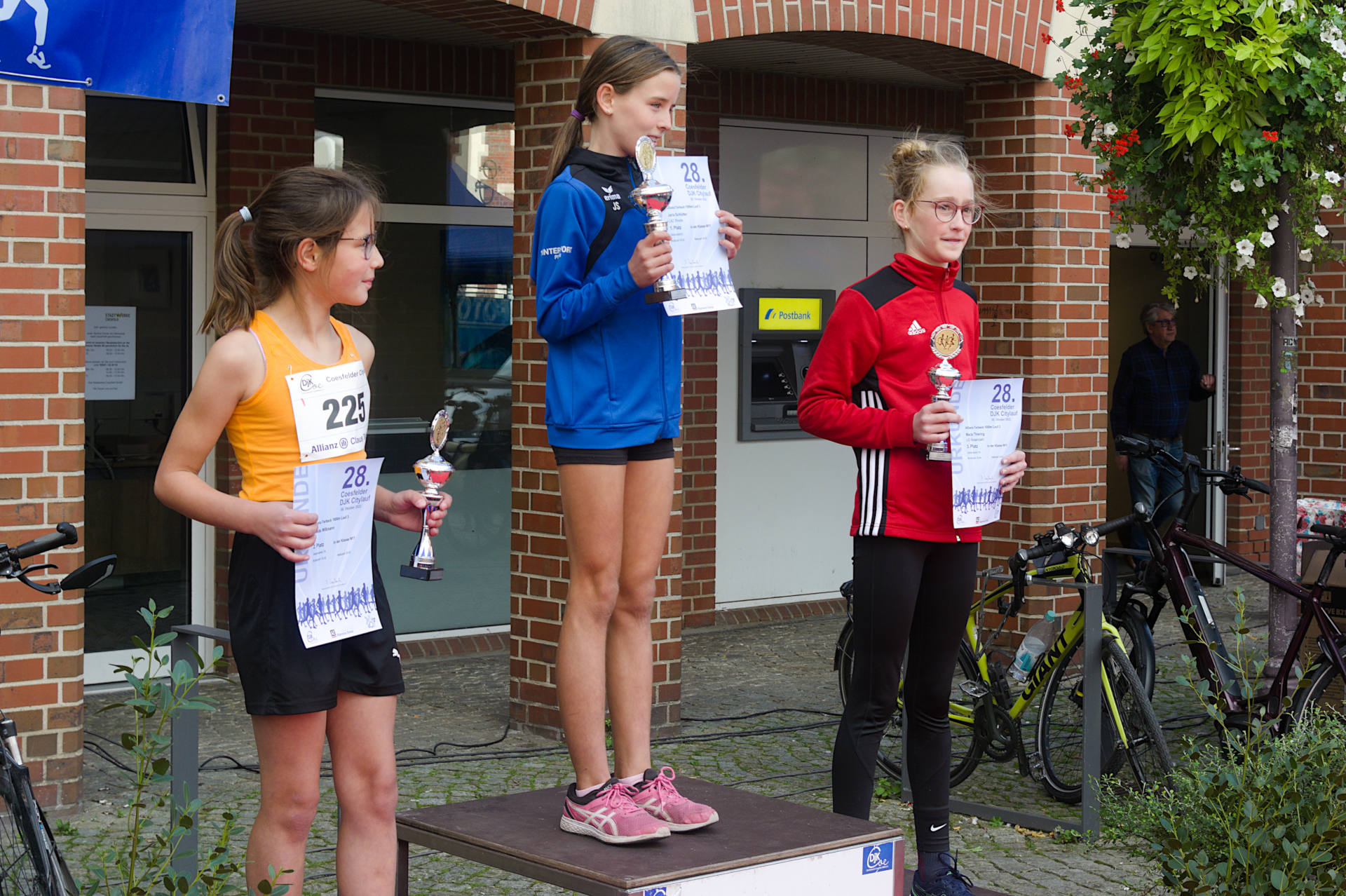 Alles gegeben hat Marja Thiering (rechts) im dritten 1.000m-Lauf bei den großen Jungs und Mädels. Sie gewann den dritten Platz in der W13.