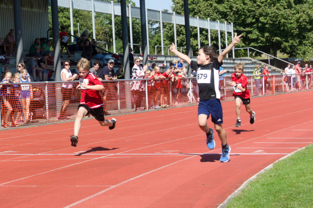 Vincent in Siegerpose und Lias im 50m Sprint.