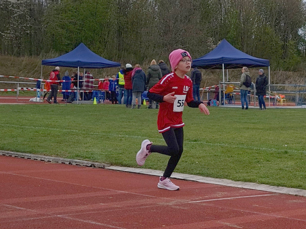 Antonia Hambrügge gewinnt den 800m Lauf der W8