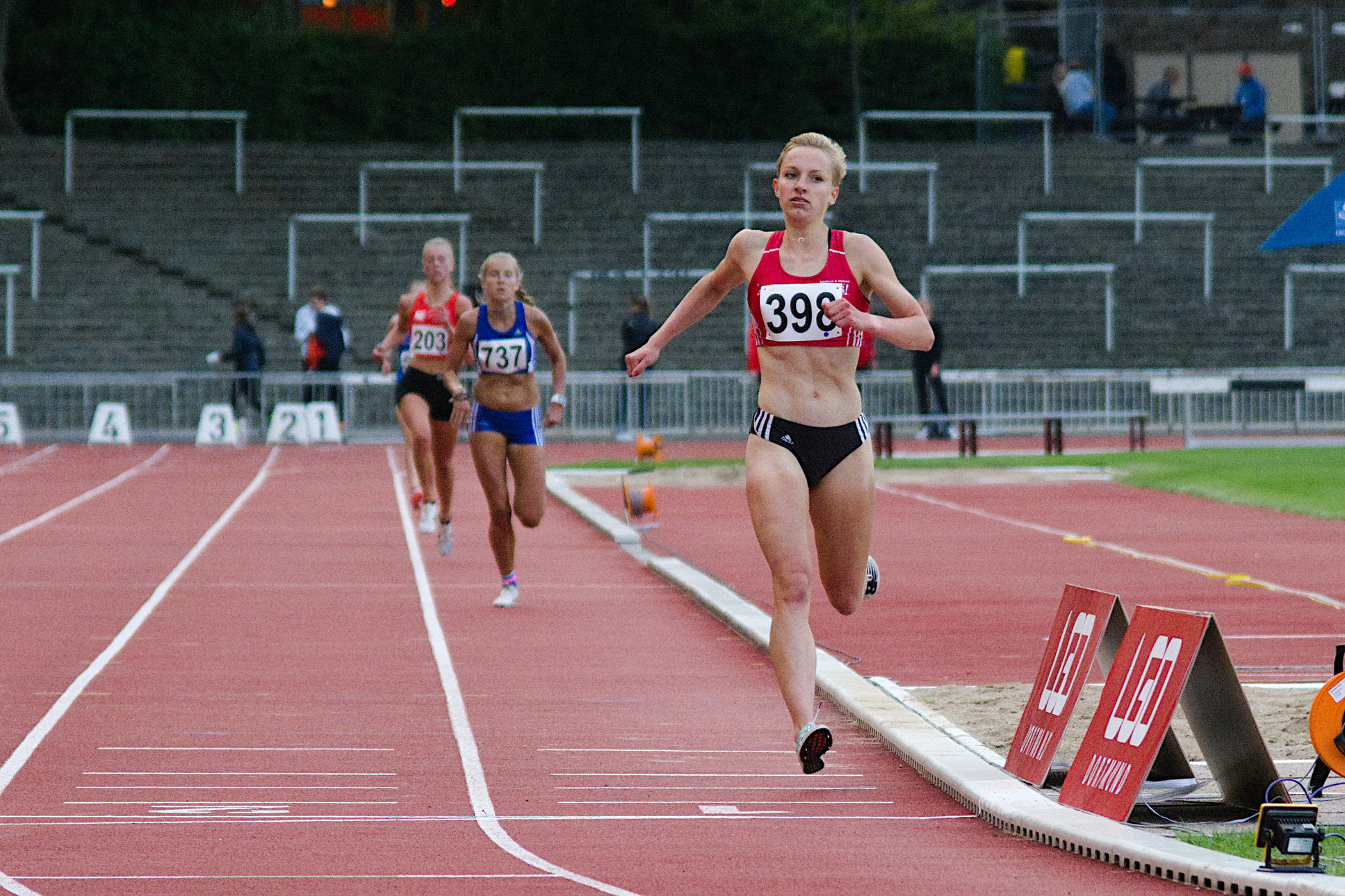 In Leipzig erreichte Kerstin Schulze Kalthoff (hier auf einem Archivbild rechts) bei den deutschen Hallenmeisterschaften im Finale den siebten Platz, zugleich verbesserte sie ihre Bestzeit über 1500 Meter auf 4:26.04 Minuten.    Foto: Archiv