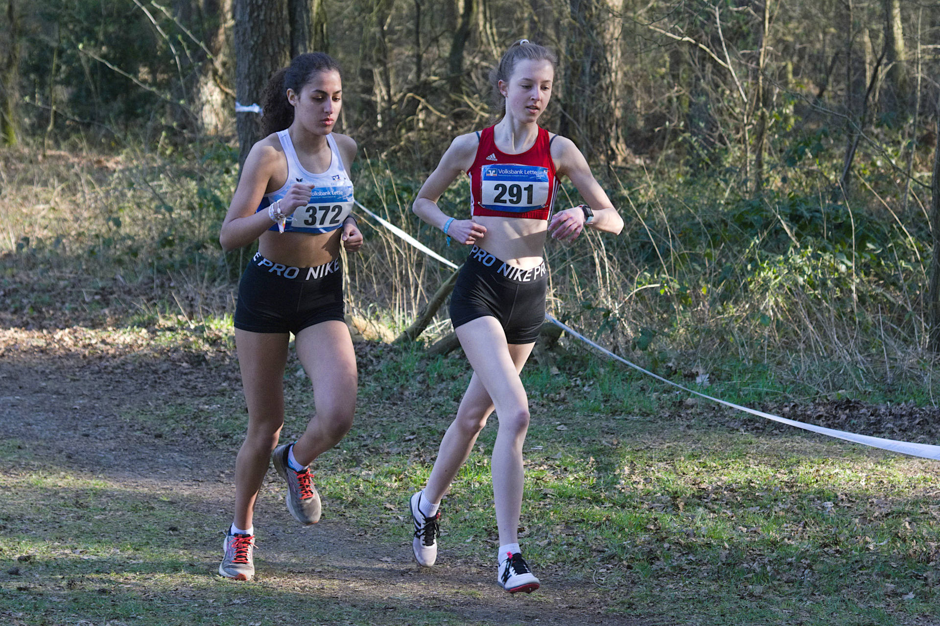 Fast im Gleichschritt liefen Elissa Albers (TV Epe, links) und Lisa Kerkhoff ihren Lauf in der weiblichen Jugend U18.