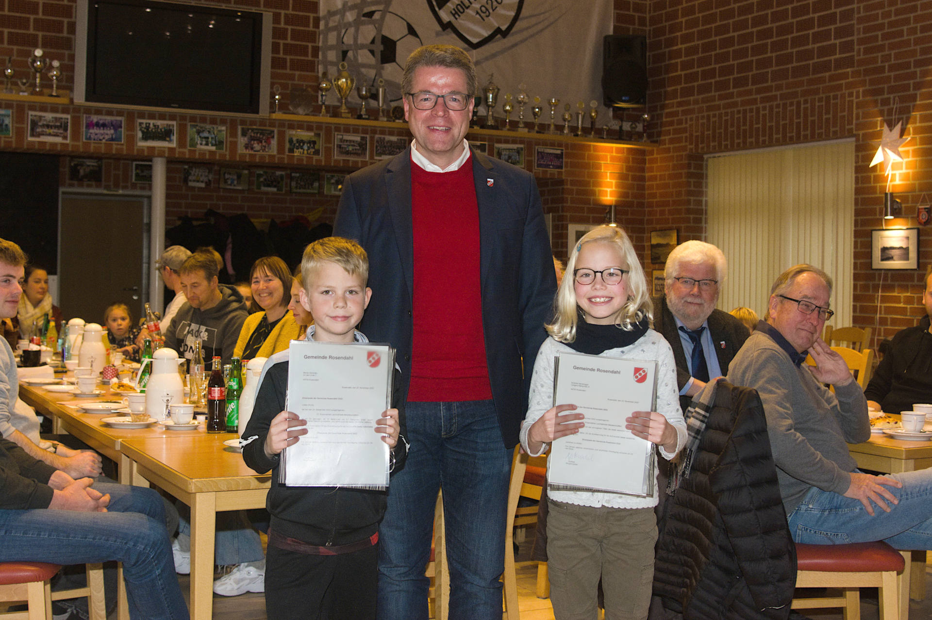 An Antonia Hambrügge (W8) und Moritz Scharlau (M8) überreichte Bürgermeister Christoph Gottheil die Ehrenpreise der Gemeinde Rosendahl für die besten Leistungen