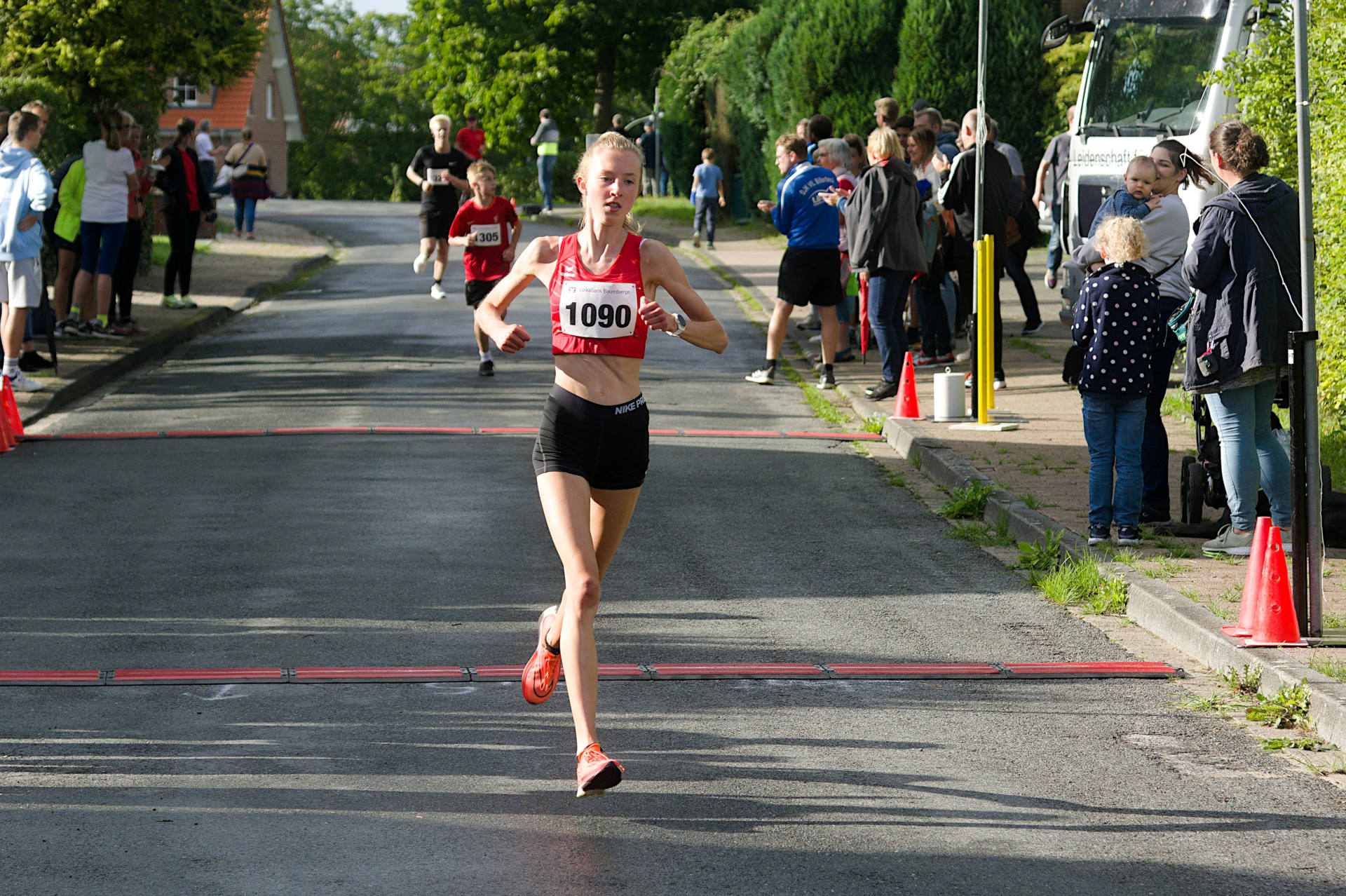 Nach einer Runde lag Lisa Kerkhoff noch ca. 150 m  zurück hinter der schnellsten Läuferin..
