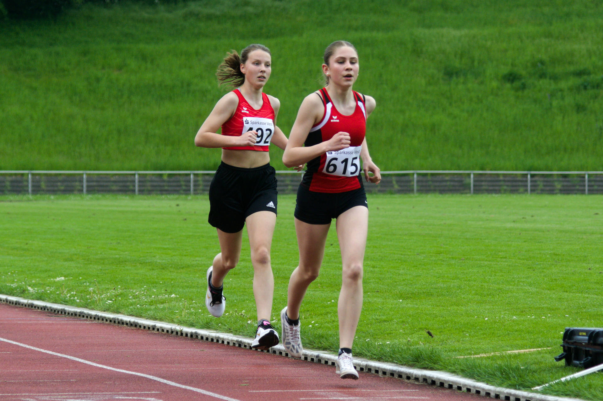 Nach einer Runde hatte Lena als Zweite das 800m Rennen gut unter Kontrolle.