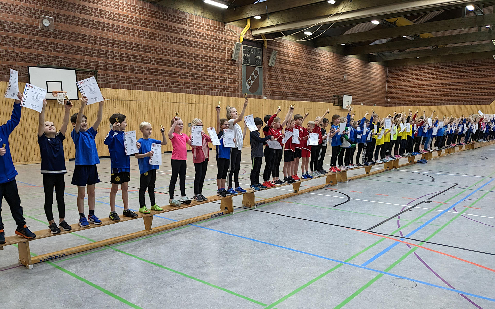 Alle Mannschaften wurden beim 22. Rosendahler Hallensportfest in der abschließenden Siegerehrung zusammen geehrt und jedes Kind erhielt einen Pokal und Mannschaftsurkunde.
