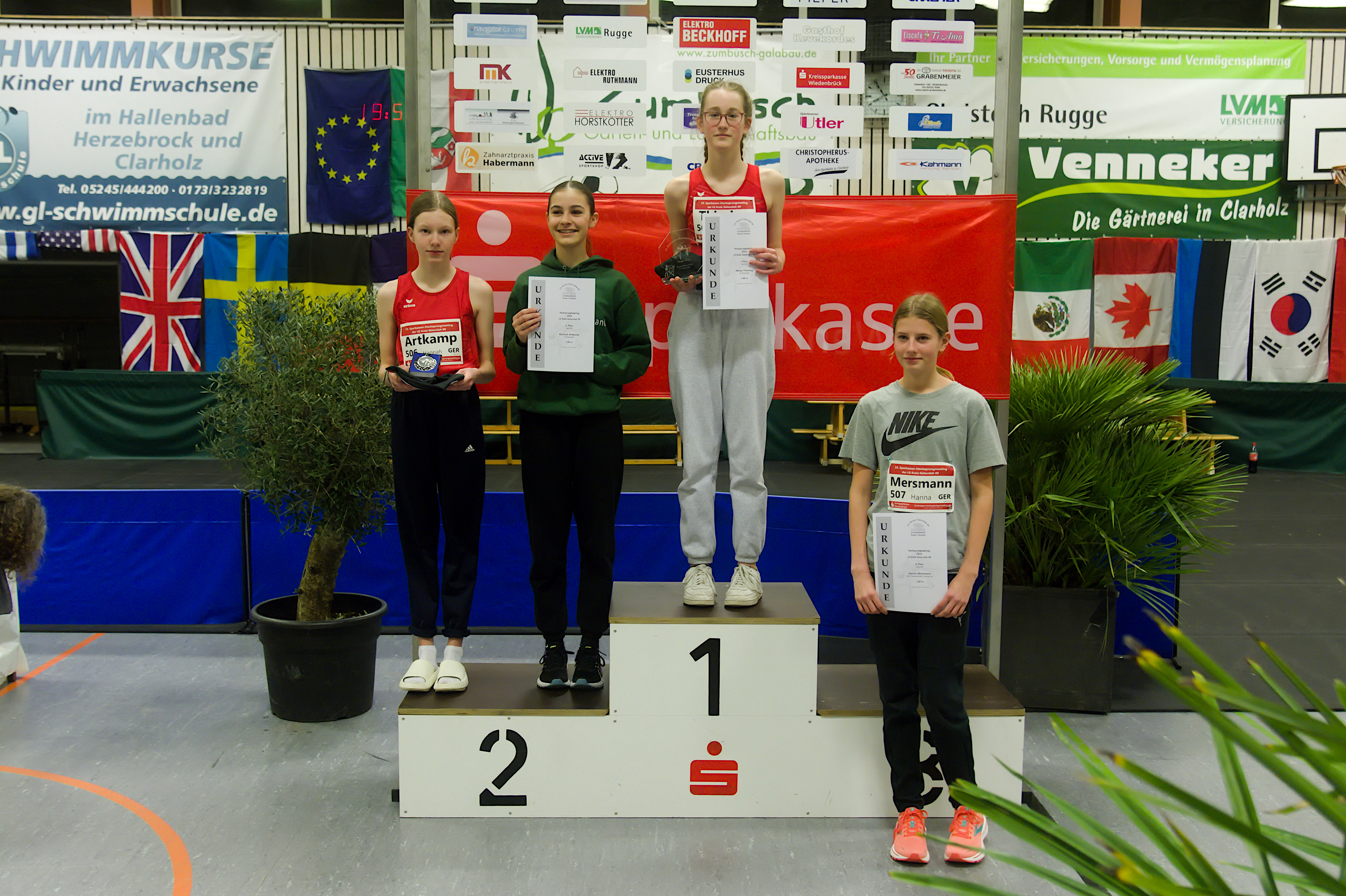 Hochzufrieden waren Marja Thiering (Rang 1) und Hannah Artkamp (geteilter zweiter Platz) mit ihren Ergebnissen beim Hochsprungmeeting in Clarholz