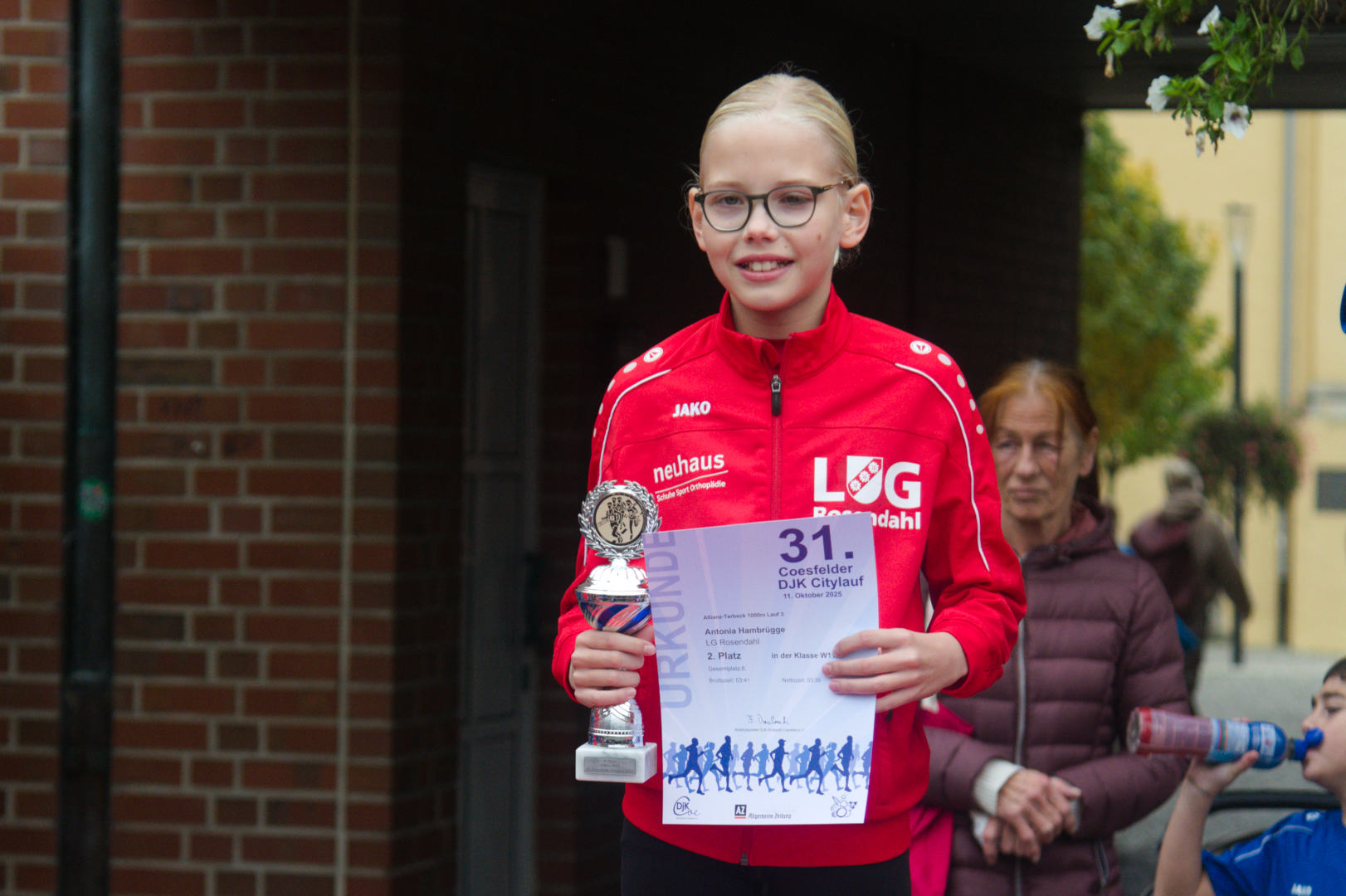 Die Belohnung für diesen couragierten Auftritt gab es dann mit dem Pokal für die Zweitplatzierte bei den Mädchen W11.