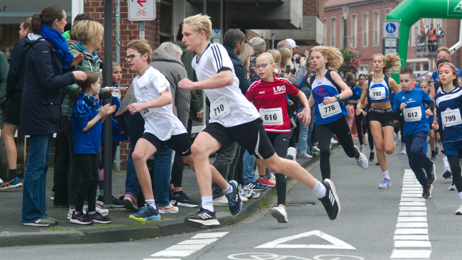  Antonia Hambrügge startete im dritten Lauf der Kinder W10 bis zu Jugend M/W15. Couragiert lief sie im vorderen Feld mit