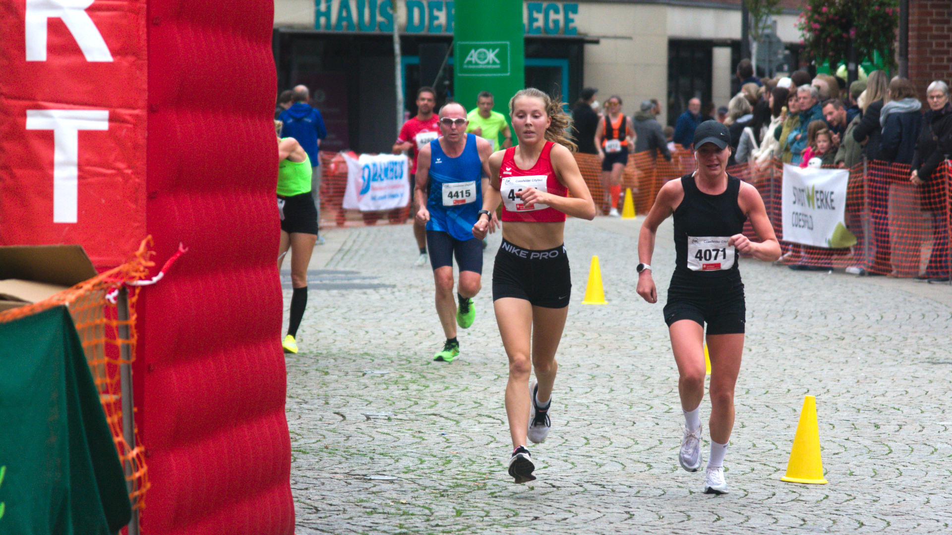 Bis kurz vor Schluss lief Lena ein sehr gleichmäßiges Rennen mit Stephanie Bong an ihrer Seite.