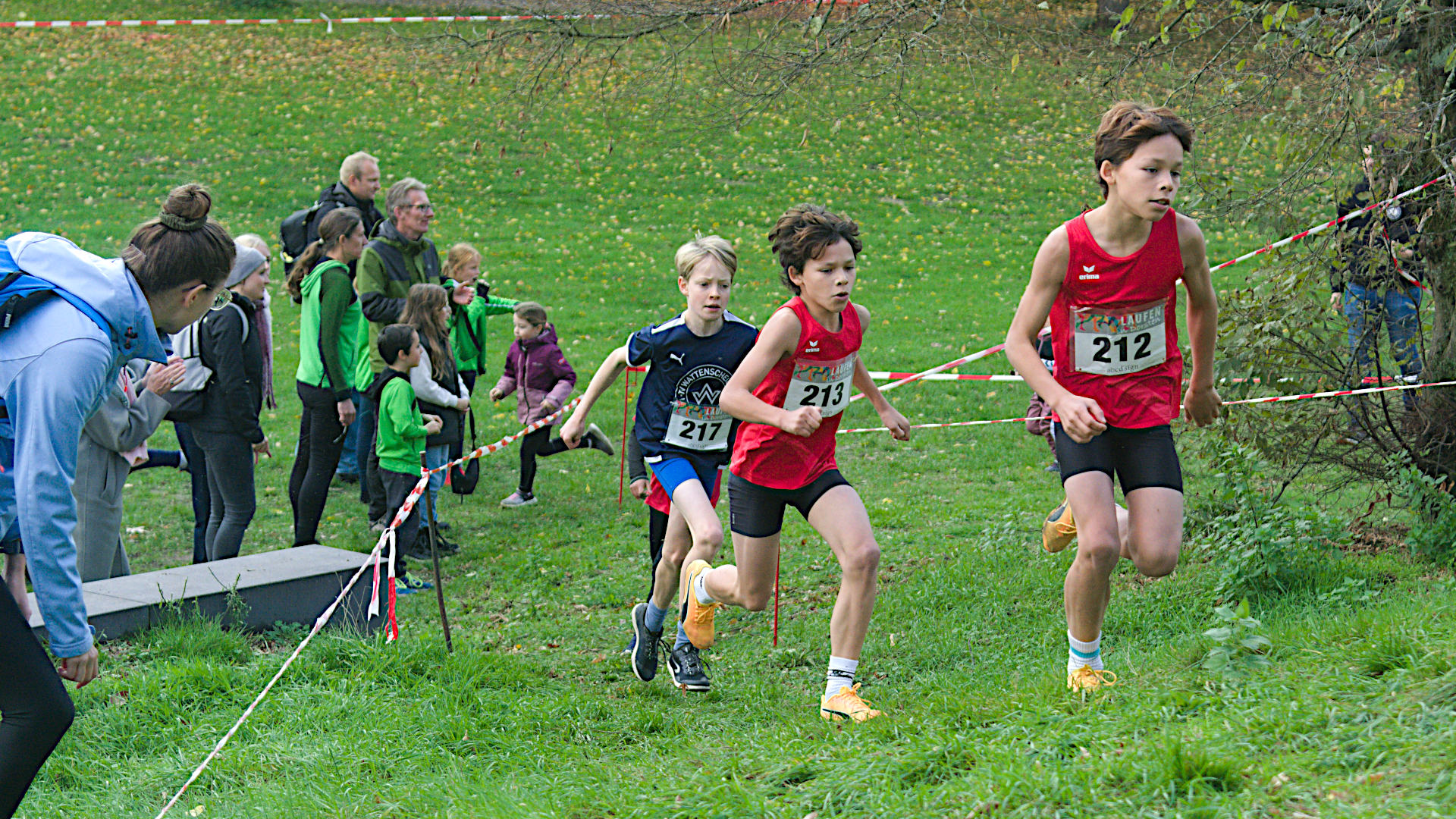 Nach einer halben Runde ging es zum ersten Mal den Hügel hinauf.
