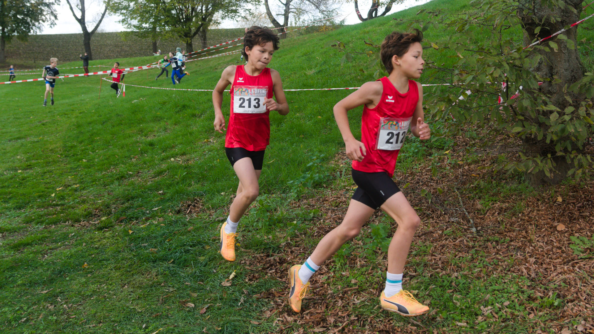 Über die Crossstrecke ist Vincent doch recht nah an seinem Bruder dran.