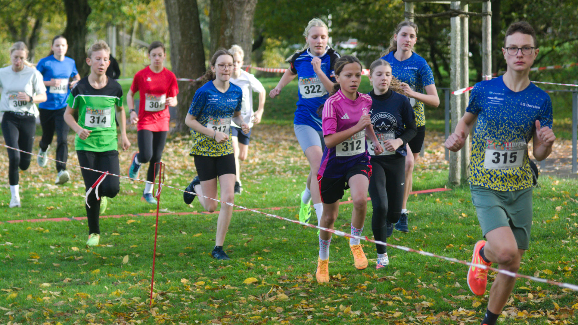 Sophie Marie nach dem Start noch im dicht gedrängten Läuferfeld