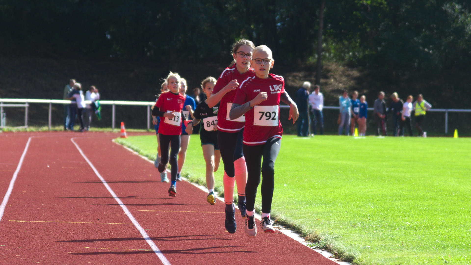 Der LG Express ist wieder unterwegs. Im 800m-Lauf der Mädchen W11 läuft Enna Thiering direkt hinter Antonia Hambrügge.