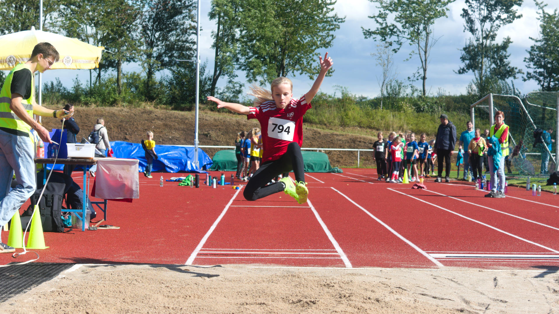 Lea Hüßler im Weitsprung der Mädchen W9