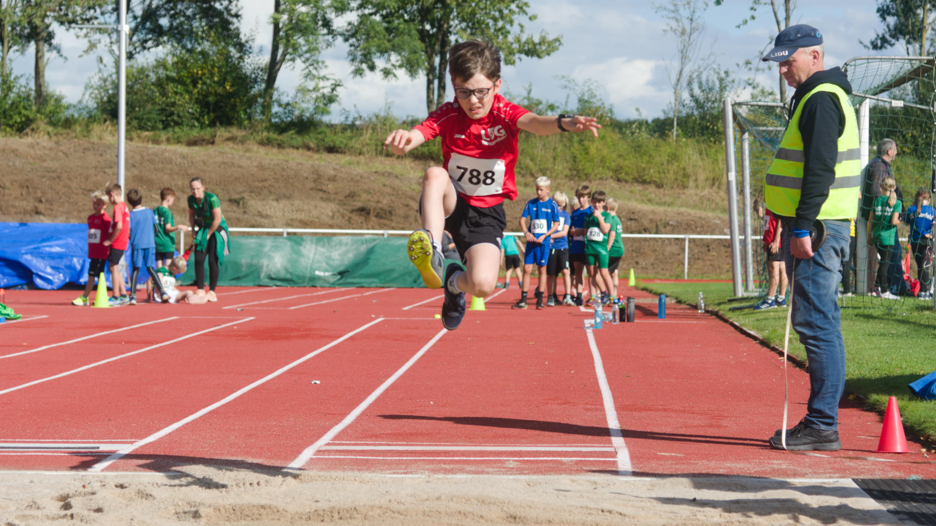 Etwas Anlaufschwierigkeiten hatte Philipp im Weitsprung. Er war so schnell am Brett, dass  vier sehr weiten Versuche leider ungültig gegeben wurden.