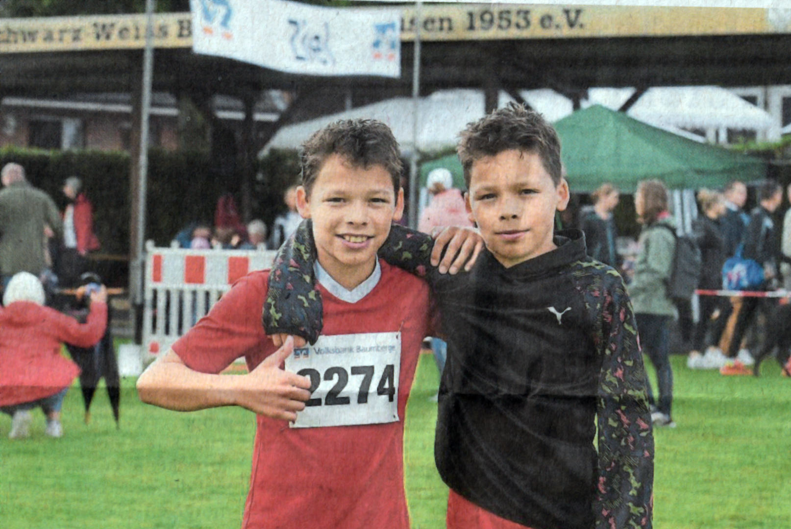 Daumen hoch: Beim Ein-Kilometer-Schülerlauf hatte Sieger Louis Hering (rechts) nur eine Sekunde Vorsprung vor seinem Zwillingsbruder Vincent.