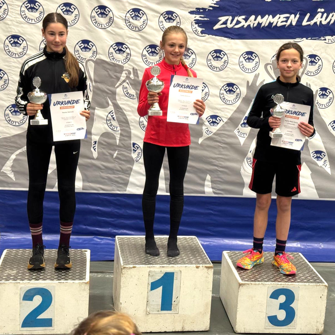 Fast das gleiche Bild bei den Mädels über die 2,4 km: Hayriye und Fazile Güleryüs und Sophie Marie ganz rechts auf den dritten Platz.