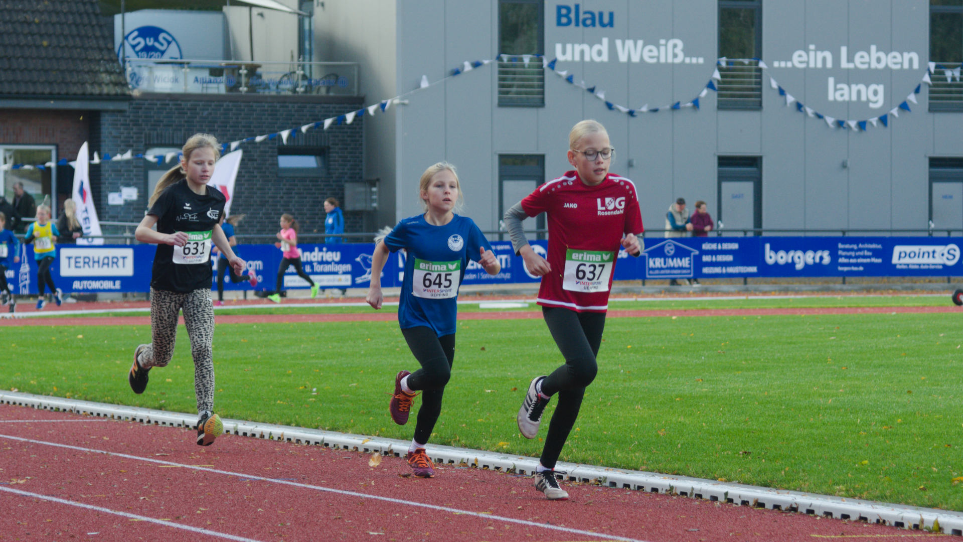Gewohntes Bild bei Antonia Hambrügge nach der ersten Runde des 800m-Lauf: Sie kontrollierte das Läuferfeld