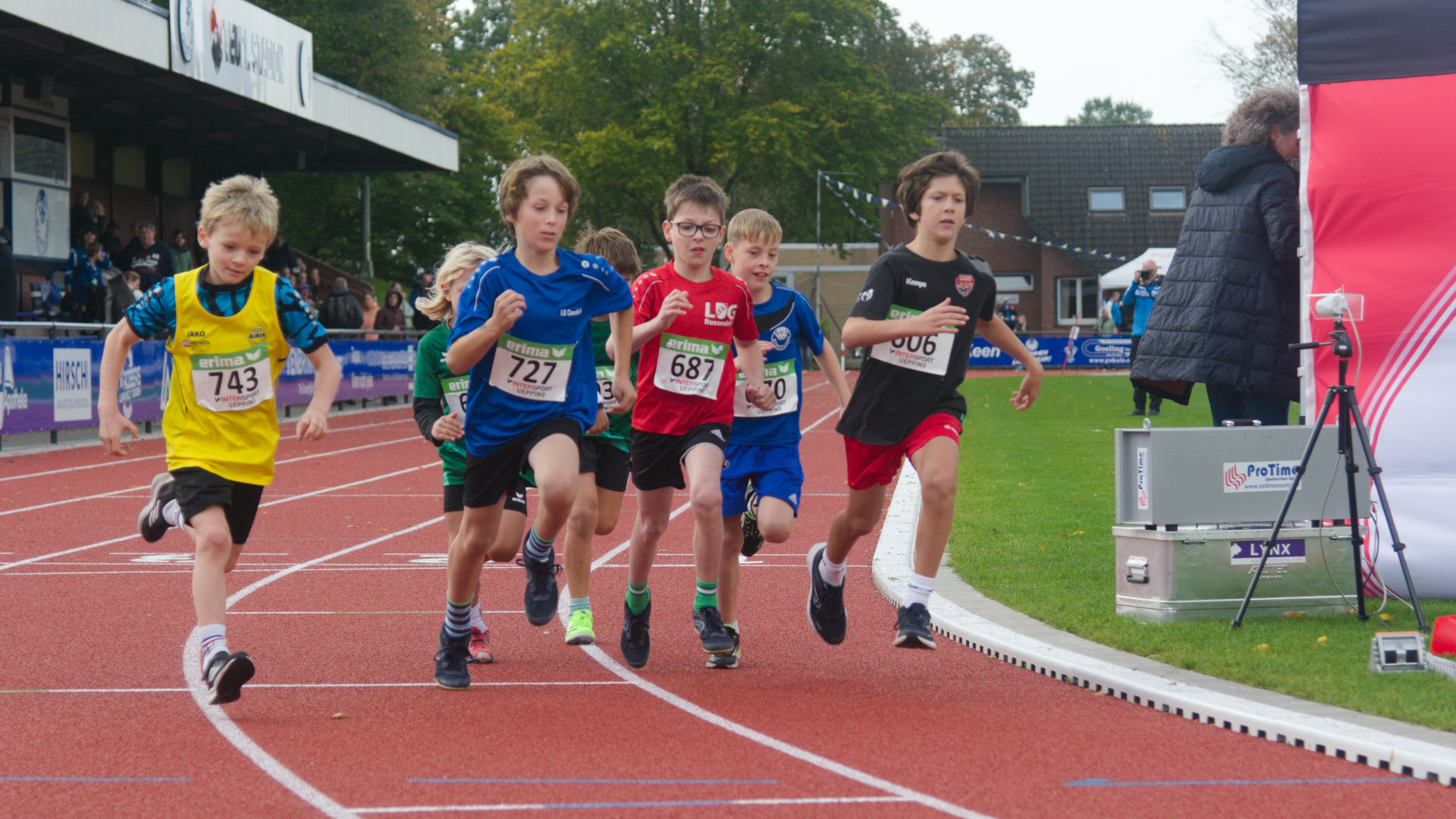 Start frei für die Jungen M9 über die zwei Stadionrunden