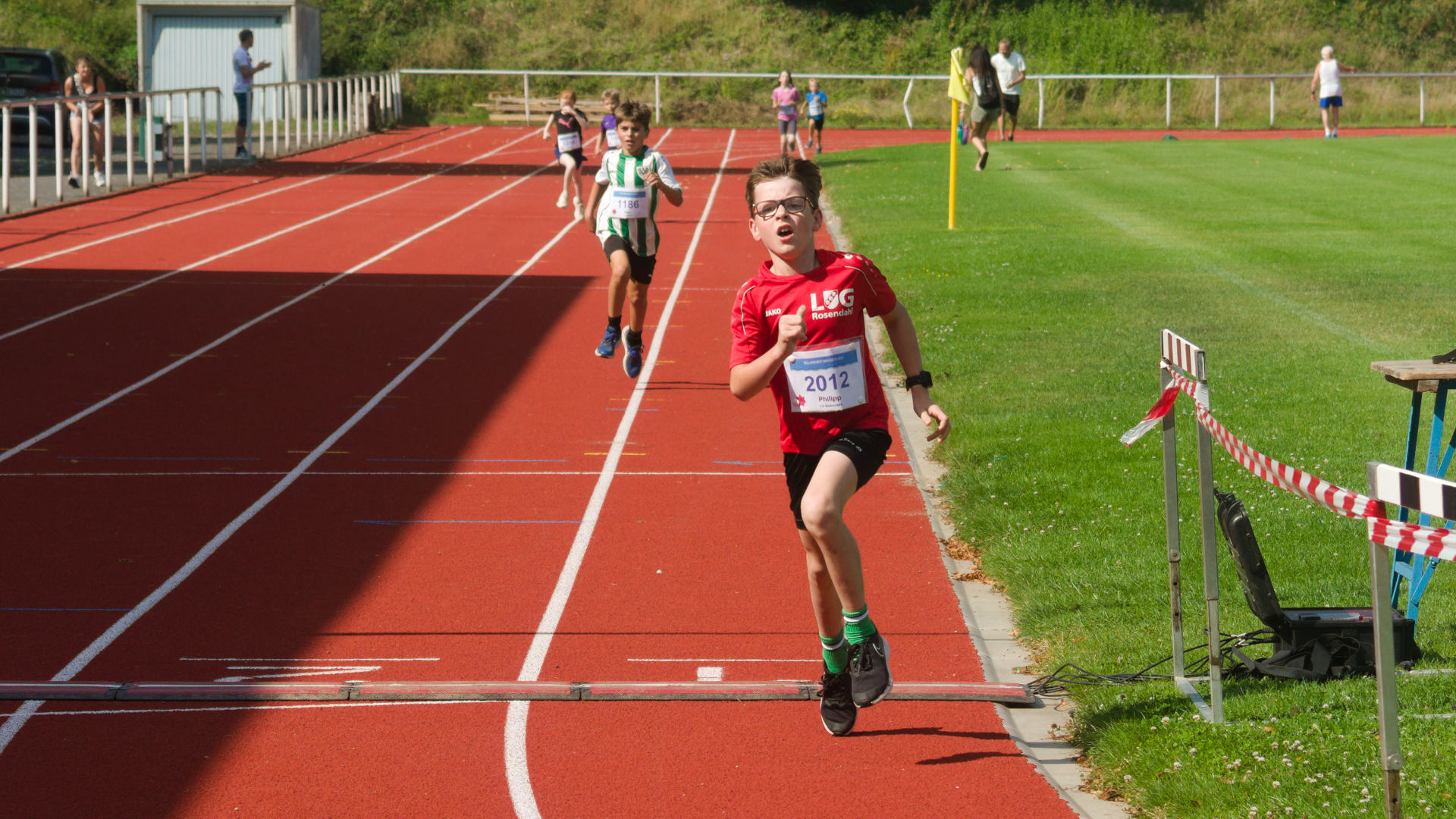 Diesmal zog Philipp seinen Lauf komplett durch und spurtete noch einmal am Ende über die Ziellinie.