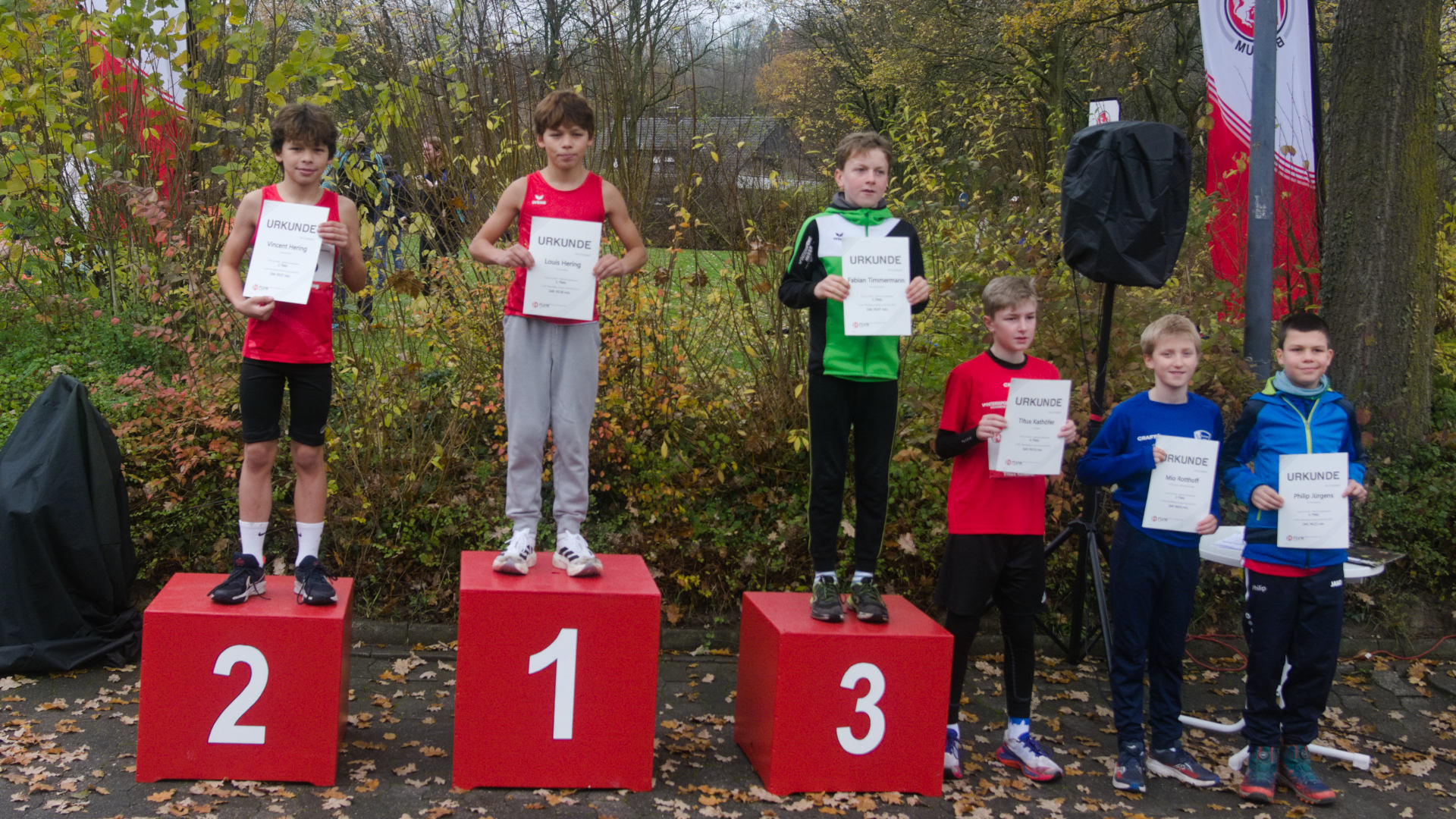 Vinent und Louis sind schon richtig heiß darauf ab dem nächsten Jahr bei den "richtigen" Westfälischen um das Westfalenpferdchen rennen zu können.