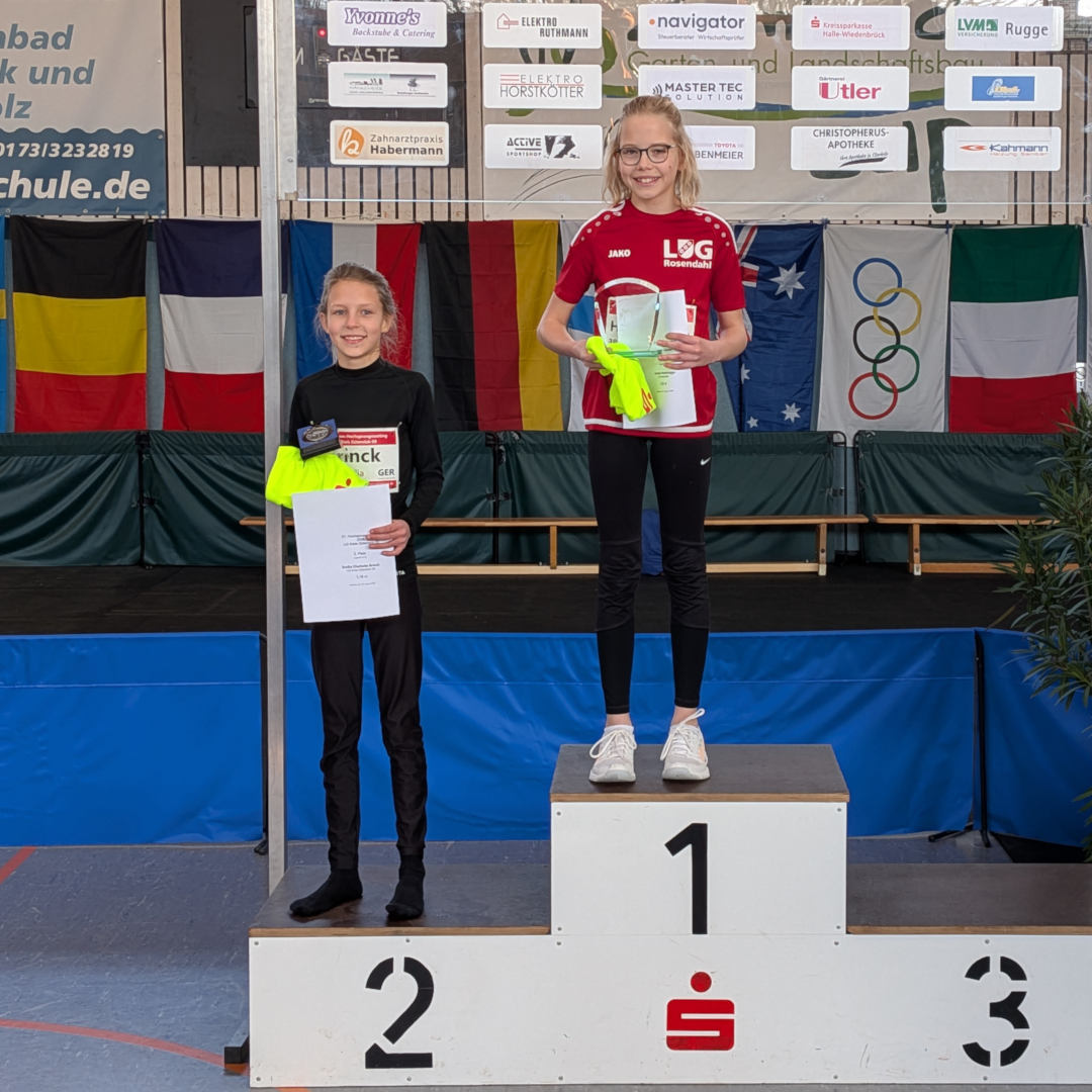 Zwei zufriedene Mädels bei der Siegerehrung der W12. Beide Mädels sprangen neue persönliche Bestleistung