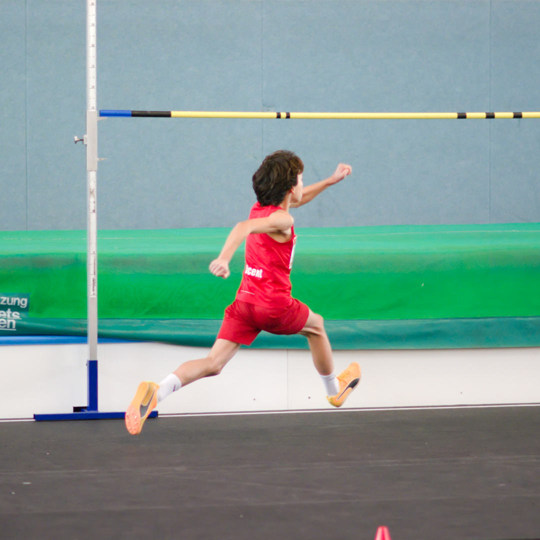 Mit Volldampf Richtung Absrpung: Vincent beim ersten Versuch über die 1,47 m