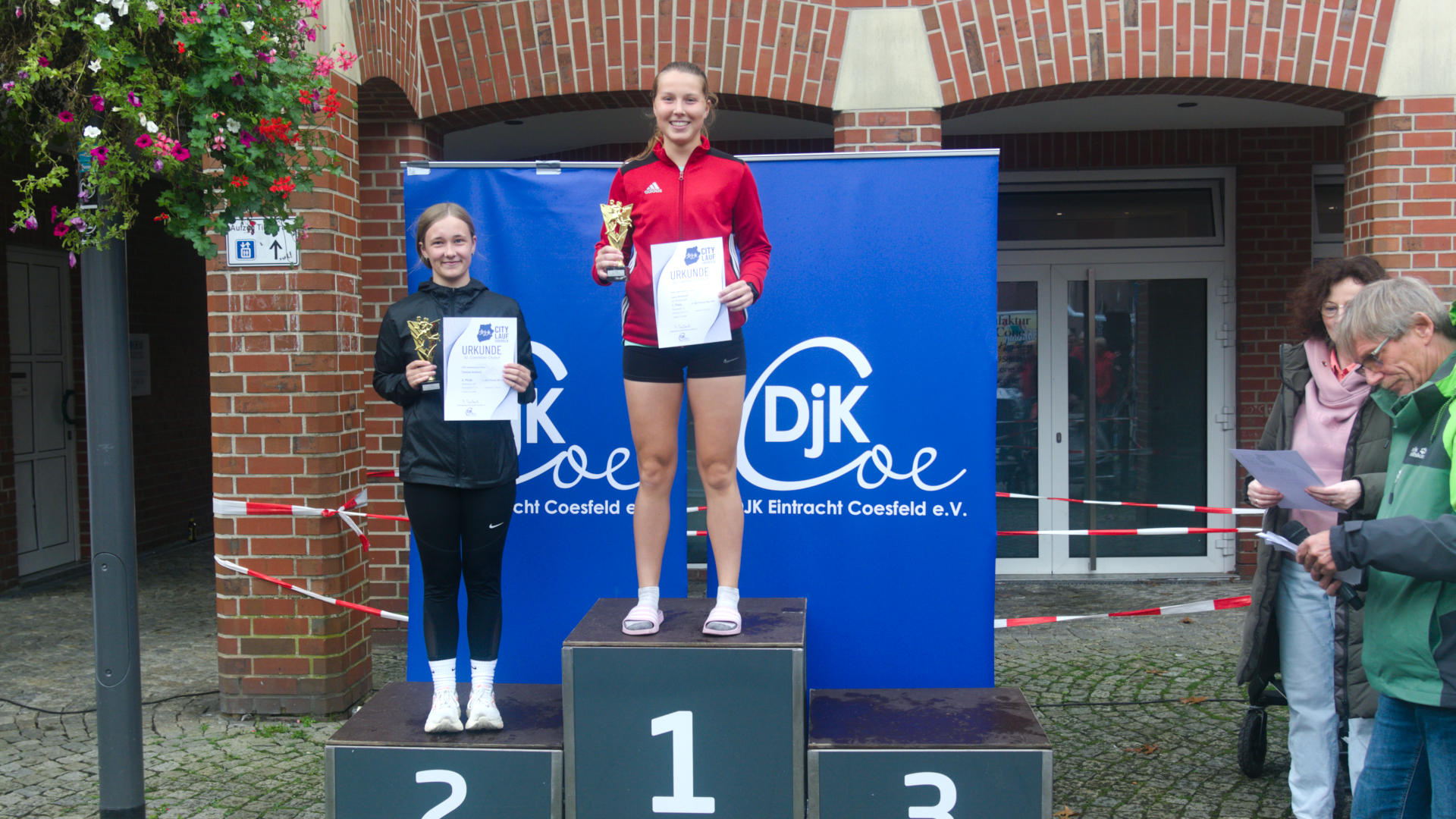 Zufrieden mit der Platzierung und einer reparierten Dusche zu Hause war Lena Kerkhoff bei der Siegerehrung der weiblichen Jugend U20.