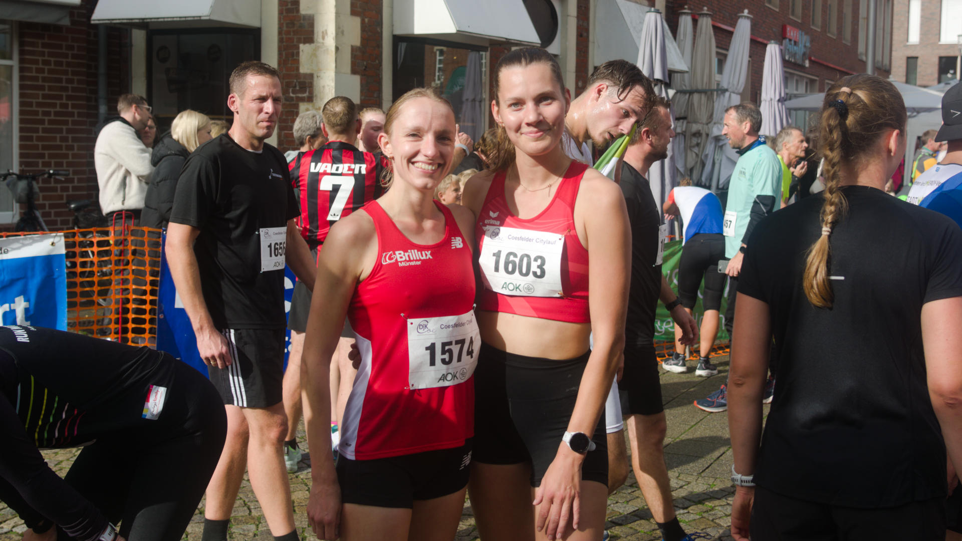 So strahlte auch Annika mit ihrer „großen“ Schwester Kerstin um die Wette, die ihren eigenen Streckenrekord über die 5-km-Strecke auch bei diesen nassen Bedingungen noch einmal steigern konnte.