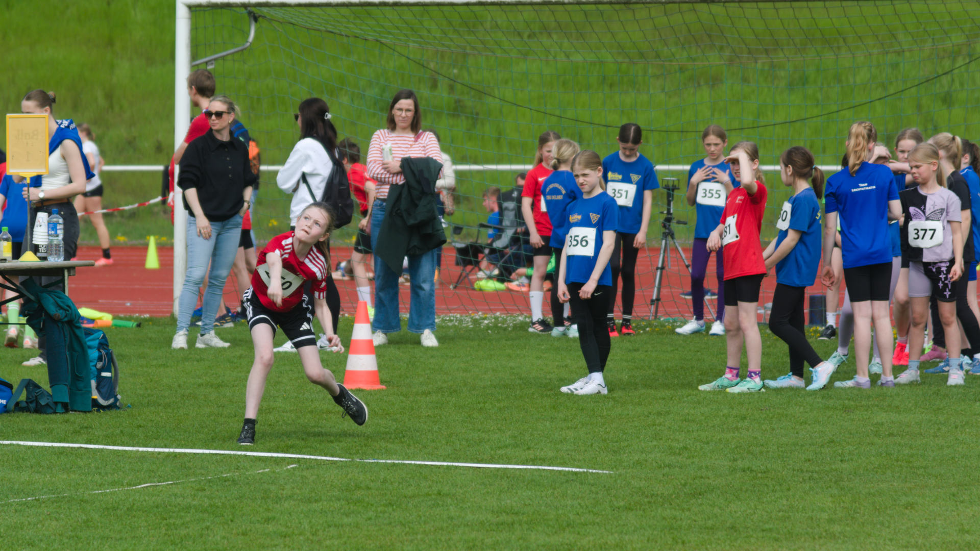 Mit viel Schwung schickt Mailin den Schlagball auf die Reise.