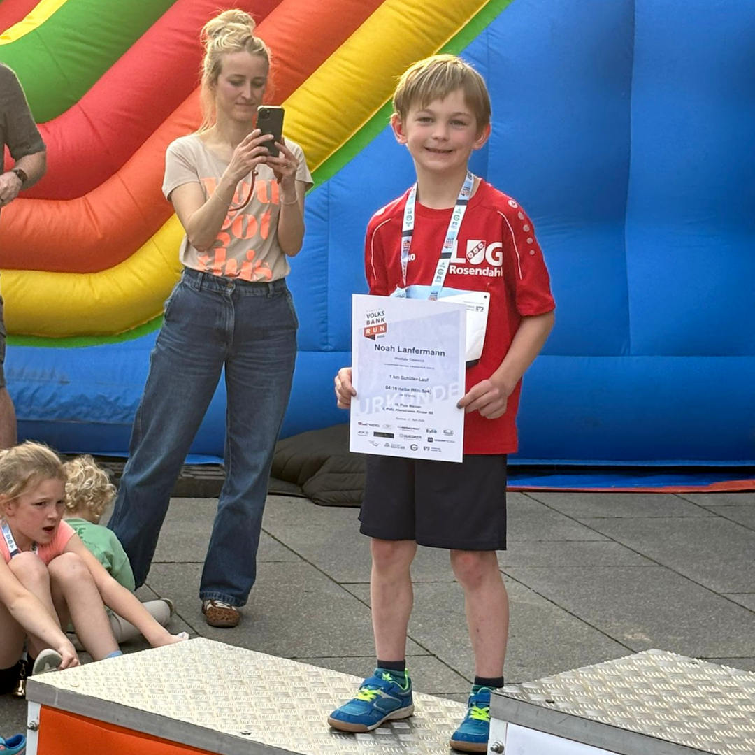 Im Gewusel des vorherigen Schülerlaufs über 1 km zeigte Noah Lanfermann eine starke Leistung. Mit 4:16 Minuten lief er auf einen starken 2. Platz in der Altersklasse der Jungen M8. Danach ging es aber leider auf eine Marathondistanz im Däumchendrehen. Erst nach über zwei Stunden konnte die Siegerehrung des Schülerlaufs durchgeführt werden.