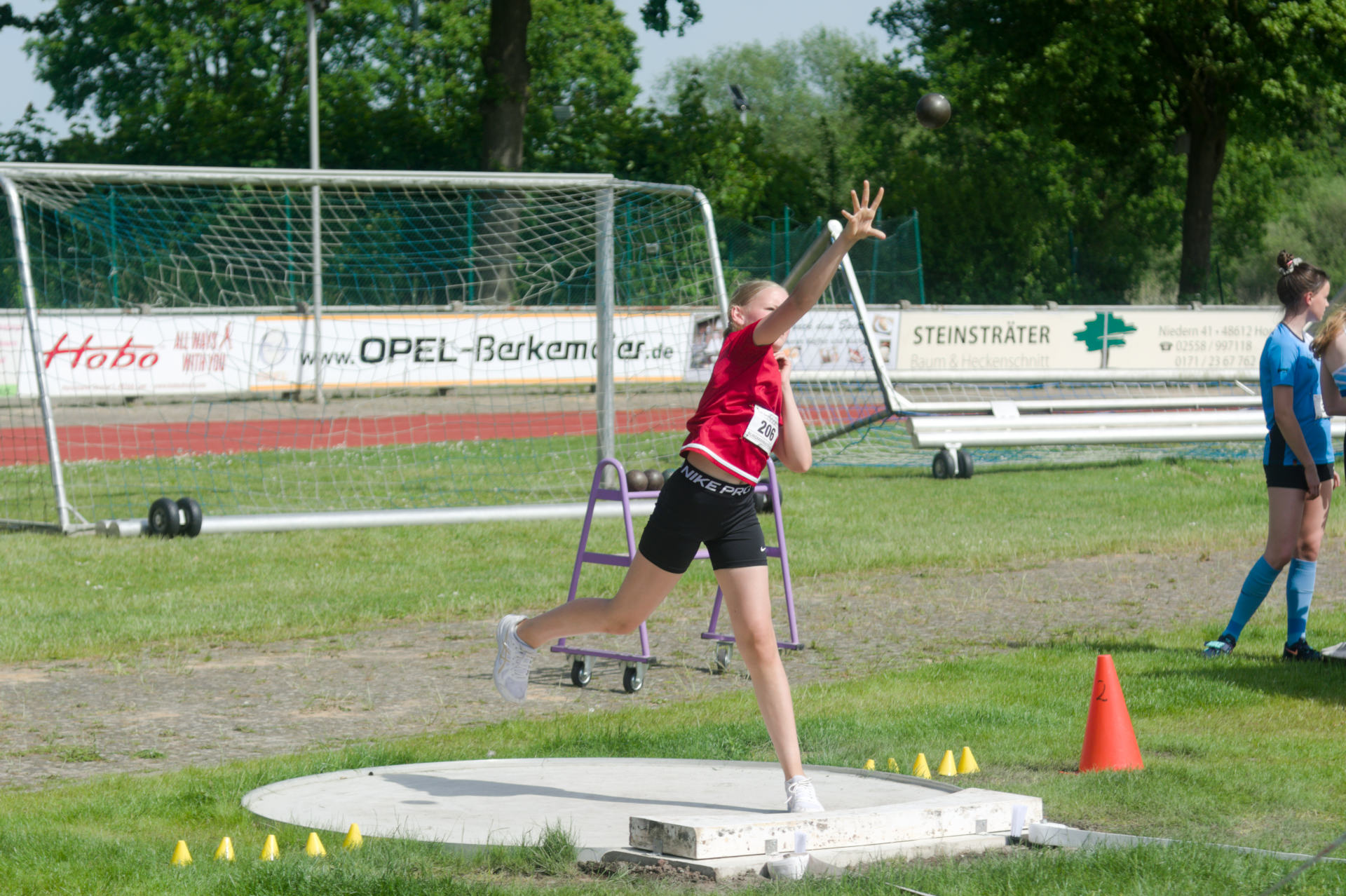 Im zweiten Versuch konnte Josephine den Kugelstoßring noch nicht optimal nutzen.