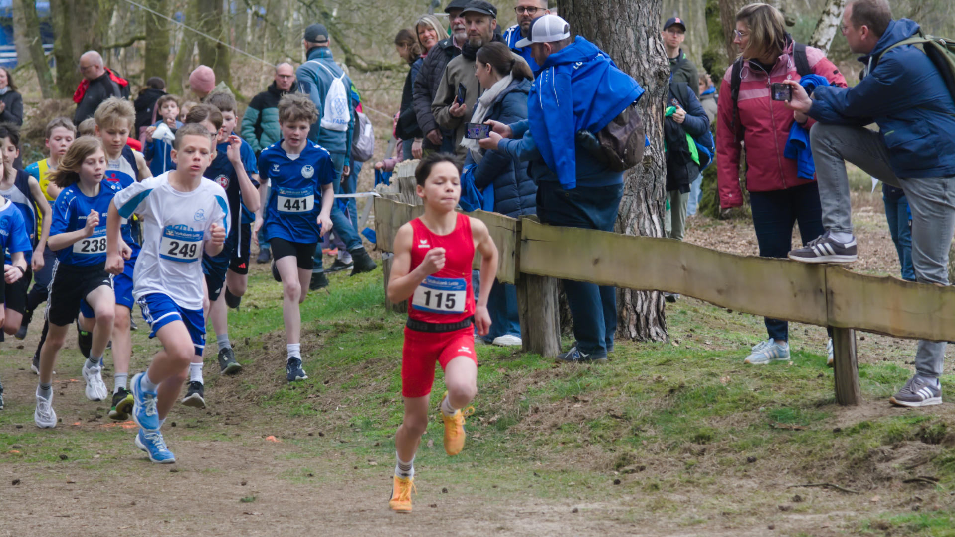 Gewohntes Bild im folgenden Rennen der U14-Jungen: Louis Hering stürmt direkt in die Spitze und konnte so unbehelligt ein gleichmäßig ruhiges Rennen bis zur Ziellinie durchziehen. Damit verteidigte auch er seinen Vorjahrestitel.