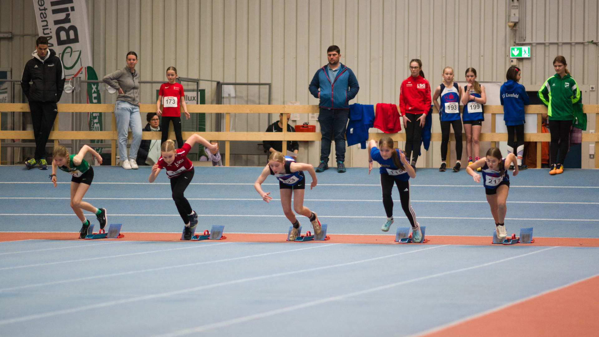 Raketenstart für Josephine Hambrügge (2. von links)