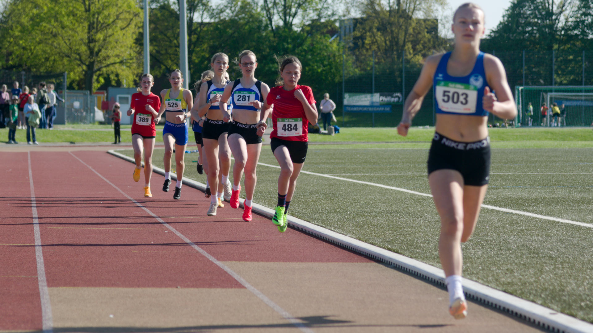 Nach 200m  führte Sophie Marie Hering die Verfolgerinnen  an hinter der U18 Läuferin Josie Amsel