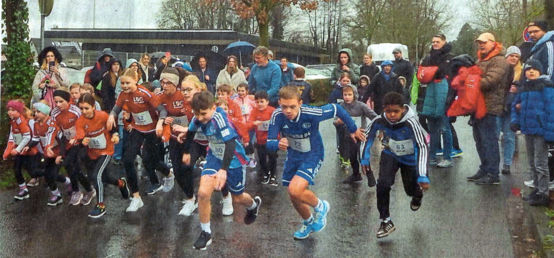 Auf die Plätze, fertig, los: Die jungen Läufer hatten sich wegen des nasskalten Wetters erst ausgiebig aufgewärmt, bevor sie sich dann auf die Strecke begaben.    Fotos: heg