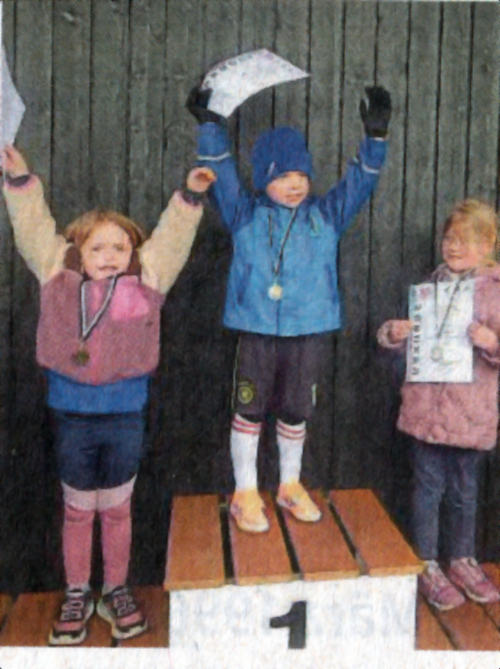 Ganz stolz auf dem Siegertreppchen: (v.l.) 2. Platz Elise Ochtrup, 1. Platz Anton Deitmer und 3. Platz Ida Aupert.