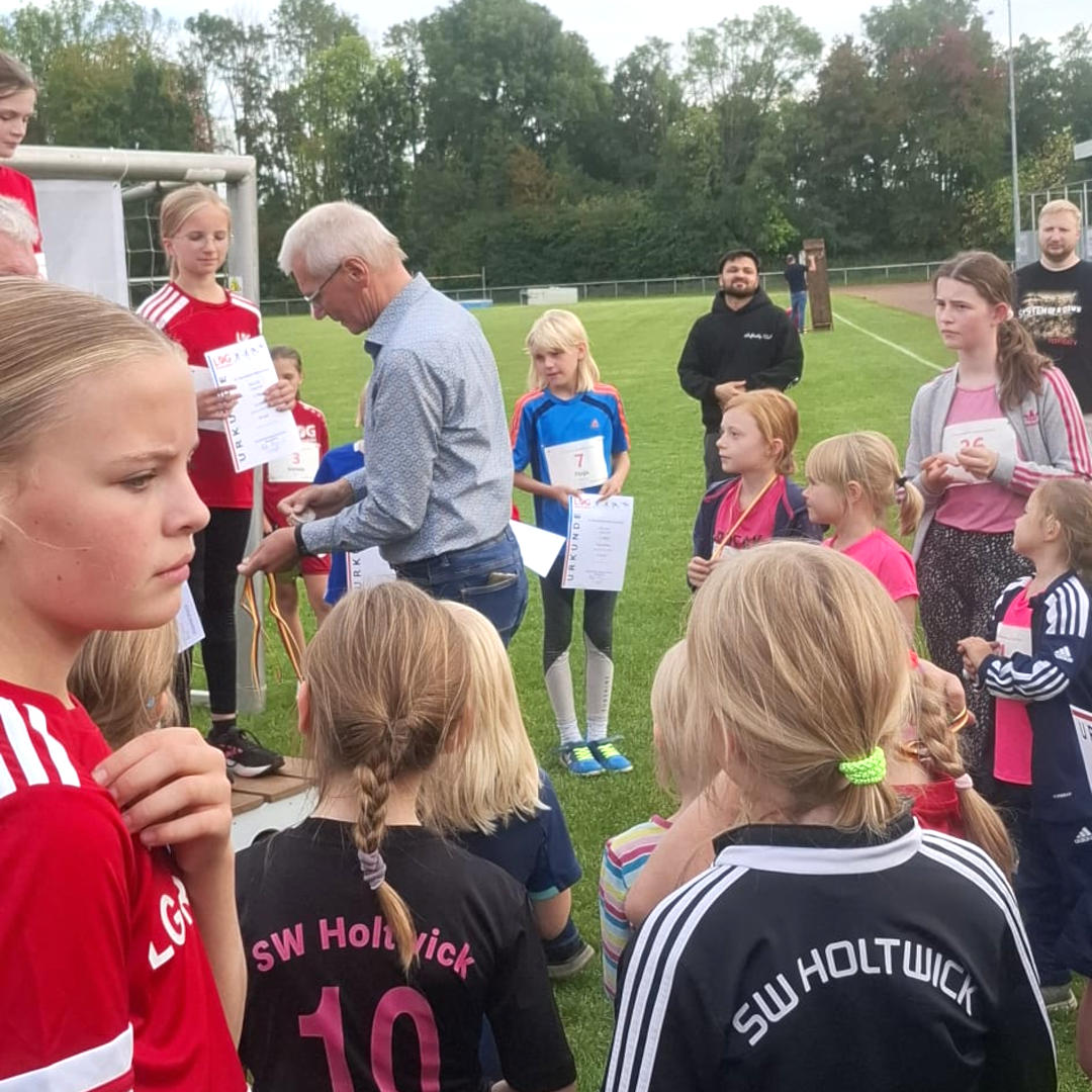 Großes Gedränge bei den Ehrungsblöcken - Alle Kinder waren heiß auf ihre Medaillen und Urkunden.