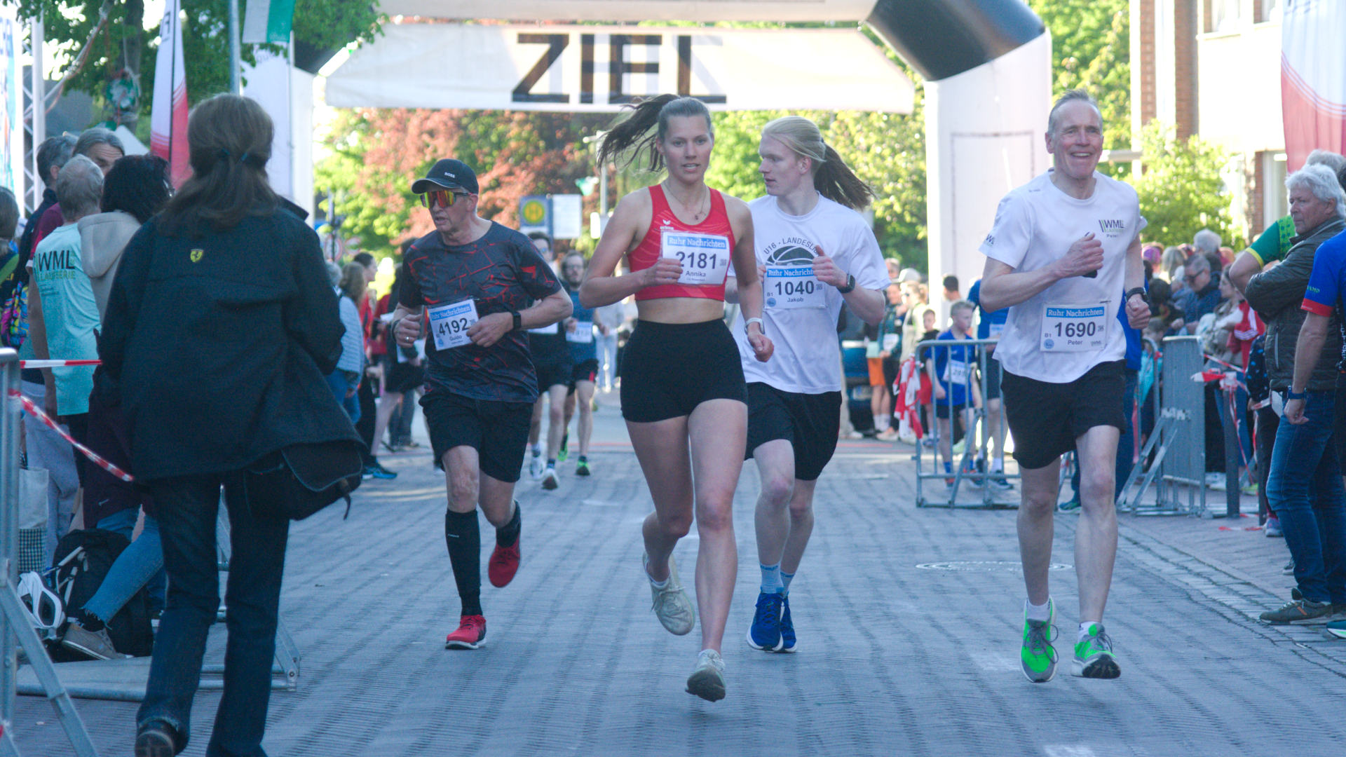 Noch ein ungewohntes Bild: Unsere Hochspringerin Annika beim Straßenlauf