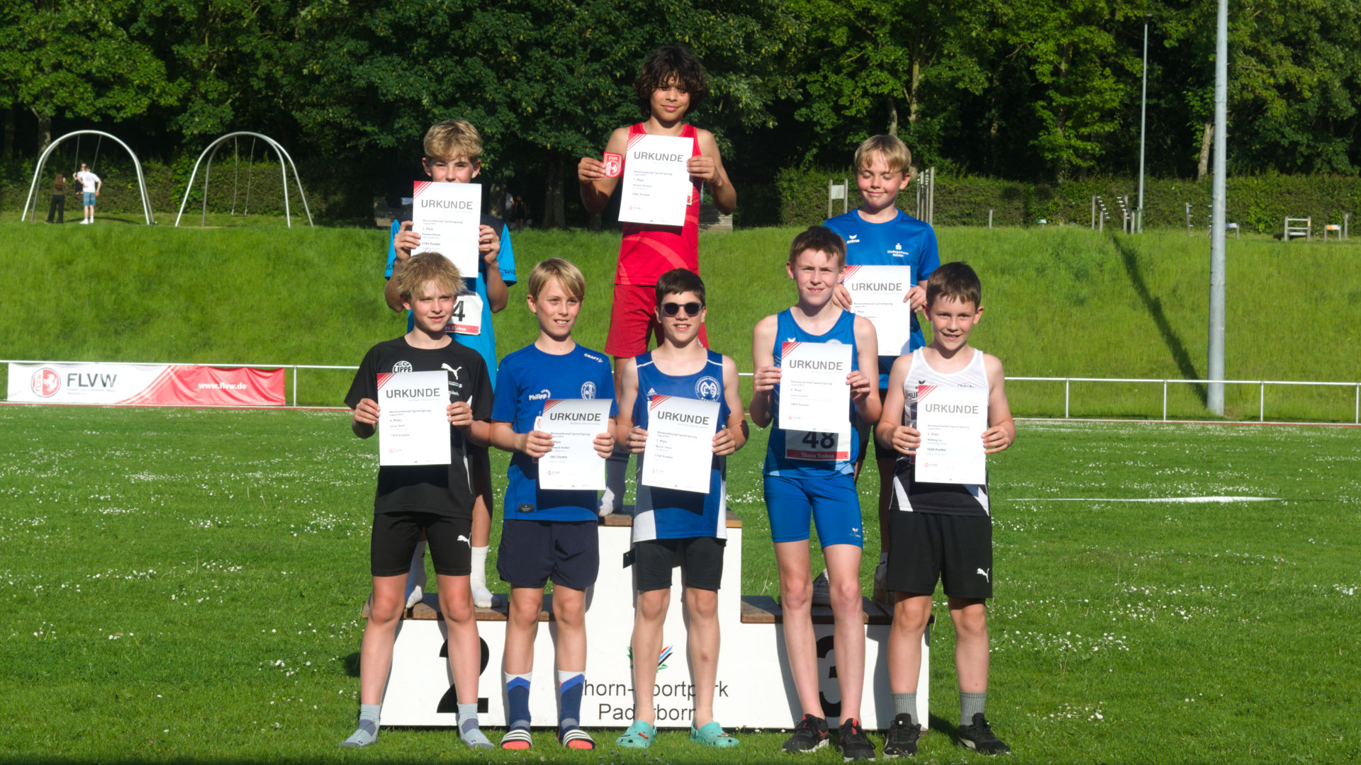 Siegerehrung mit Westfalenpferdchen für Vincent Hering im Blockwettkampf Sprint/Sprung