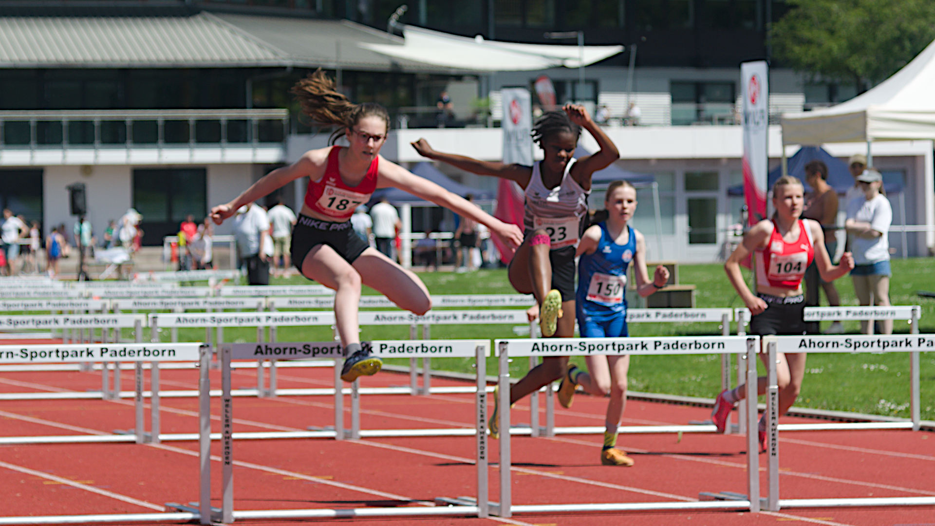 Auch Enna Thiering kommt immer besser mit den Hürden beim 60m-Hürdenlauf zurecht.