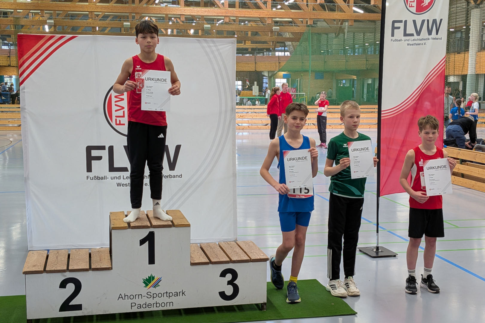 Und auch für Louis ging es ganz nach oben auf die Siegertreppe im Ahorn-Sportpark.