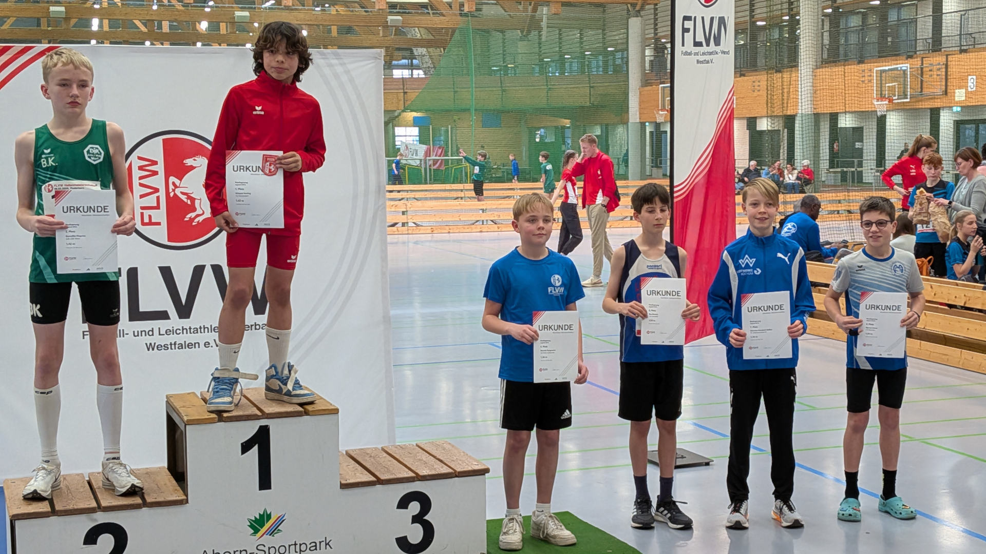 Leider waren am Ende nicht mehr alle Sportler bei den Siegerehrungen zugegen. Trotzdem genoß Vincent den obersten Platz auf der Siegertreppe.